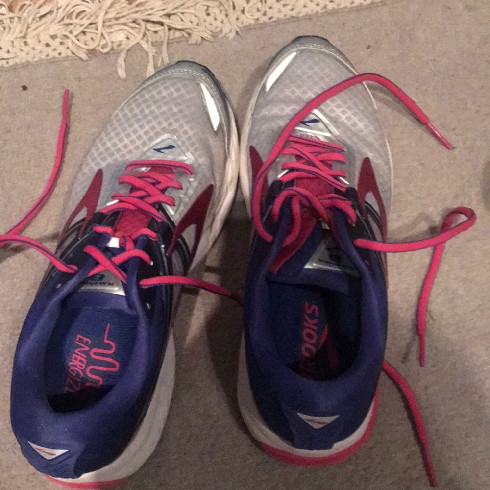 Brooks tennis shoes size 9